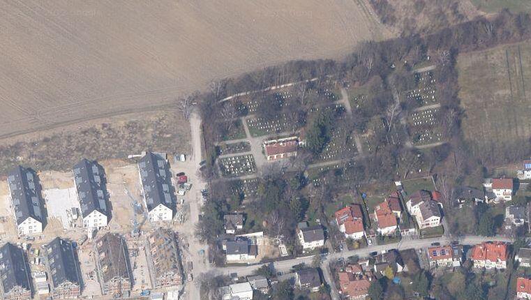Das Ende der Schussenrieder Straße und der Friedhof. Das Bild stammt von 2009 - inzwischen schaut's da etwas anders aus... Das Ende der Schussenrieder Straße und der Friedhof. Das Bild stammt von 2009 - inzwischen schaut's da etwas anders aus...