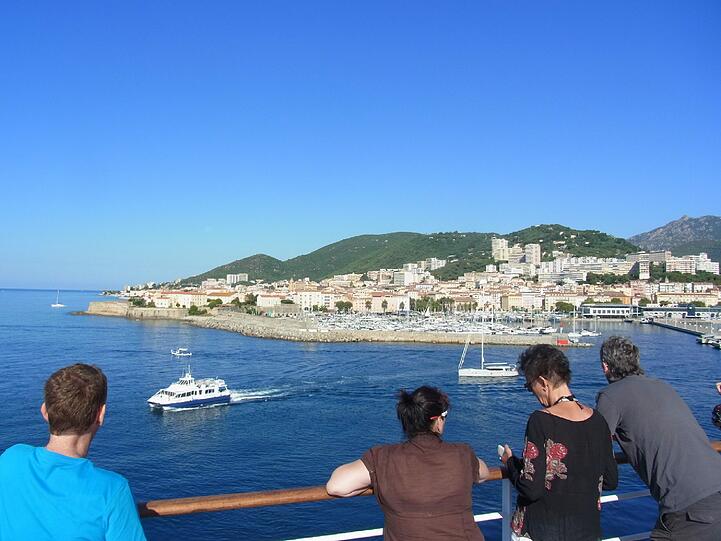 AIDAblu legt in Ajaccio an.