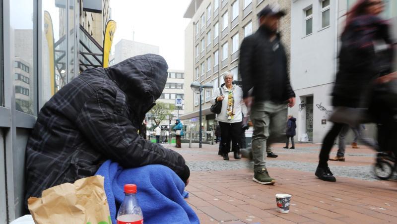 Ein Obdachloser in der Dortmunder Innenstadt. Das Armutsrisiko in Deutschland ist so hoch wie seit vielen Jahren nicht mehr. Ein Obdachloser in der Dortmunder Innenstadt. Das Armutsrisiko in Deutschland ist so hoch wie seit vielen Jahren nicht mehr.