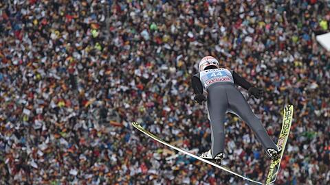 Severin Freund, Skispringer aus Deutschland, springt im 1. Durchgang. Foto: Angelika Warmuth