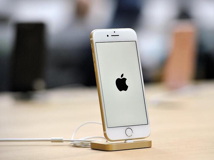Ein iPhone 7 in einem Apple Store. In Deutschland wird das Modell nun mit einem anderen Chip verkauft.