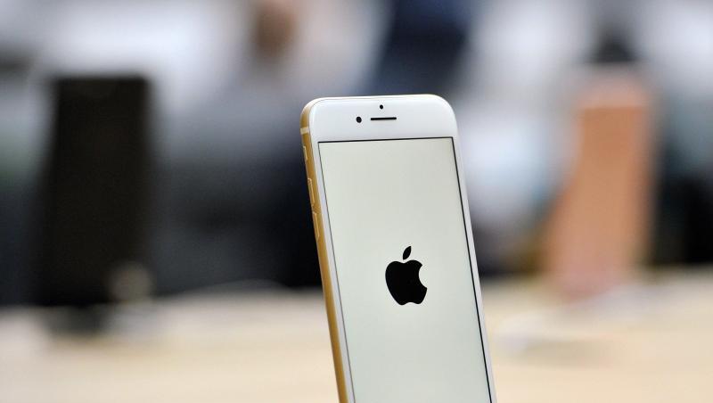 Ein iPhone 7 in einem Apple Store. In Deutschland wird das Modell nun mit einem anderen Chip verkauft. Ein iPhone 7 in einem Apple Store. In Deutschland wird das Modell nun mit einem anderen Chip verkauft.
