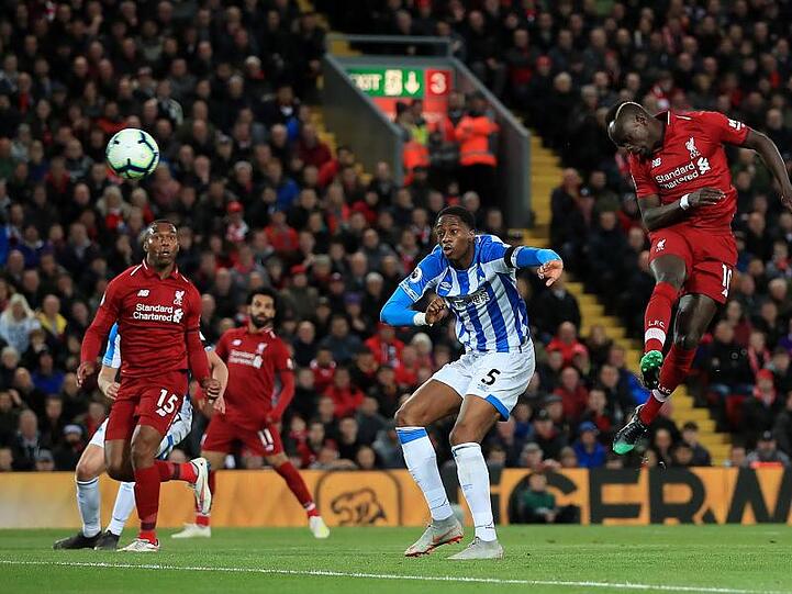 Liverpools Sadio Mane (r) erzielt das Tor zum 2:0 gegen Huddersfield.