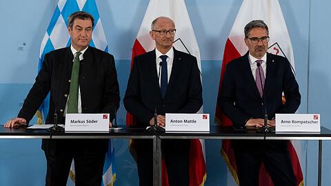 Markus Söder (l-r, CSU), Ministerpräsident von Bayern, Anton Mattle, Landeshauptmann von Tirol, und Arno Kompatscher, Landeshauptmann von Südtirol.