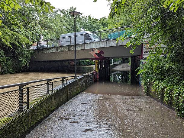 Die Fußgängerunterführung am Auer Mühlbach unter der Gebsattelstraße stand auch unter Wasser. Die Fußgängerunterführung am Auer Mühlbach unter der Gebsattelstraße stand auch unter Wasser.
