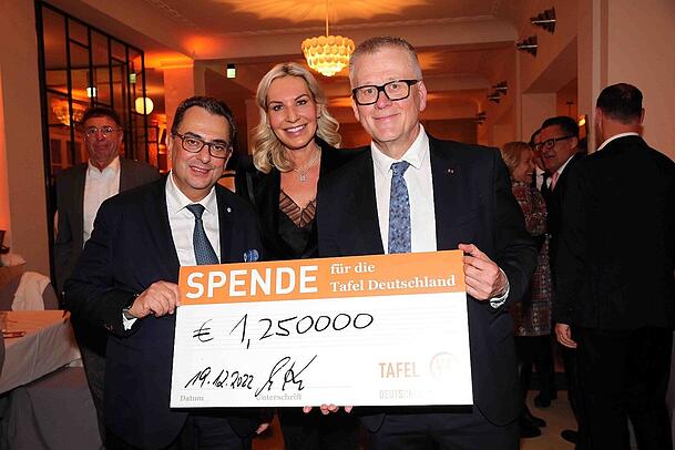 1,2 Millionen Euro bringt das traditionelle Weihnachtsessen 2022 zugunsten der Tafel ein: Stavros Kostantinidis (v.l.) und Saskia Greipl-Kostantinidis mit Tafel-Vorsitzendem Jochen Brühl. 1,2 Millionen Euro bringt das traditionelle Weihnachtsessen 2022 zugunsten der Tafel ein: Stavros Kostantinidis (v.l.) und Saskia Greipl-Kostantinidis mit Tafel-Vorsitzendem Jochen Brühl.