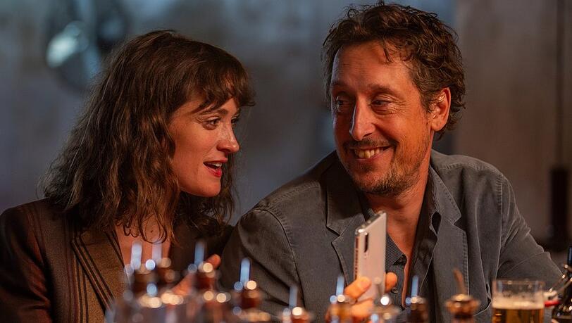 "Im Rausch": Katja (Friederike Becht) lernt in einer Bar Eddi (Hans Löw) kennen.
