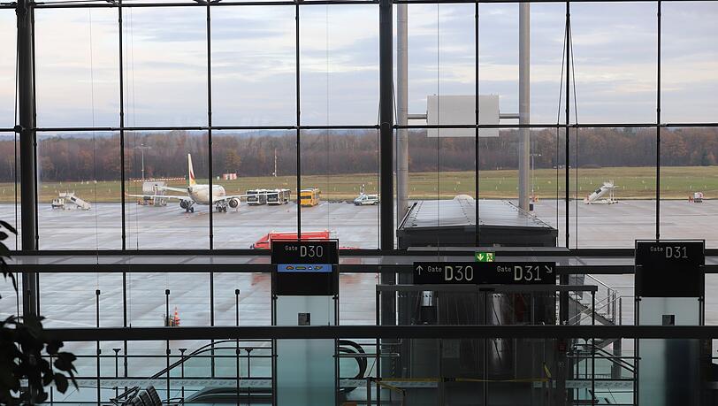 Notausgänge führen zum Rollfeld. Notausgänge führen zum Rollfeld.