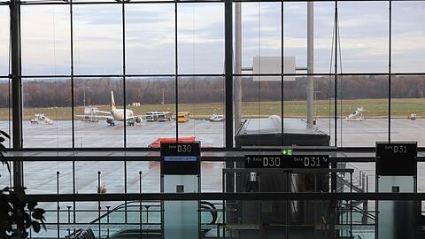 Notausgänge führen zum Rollfeld.