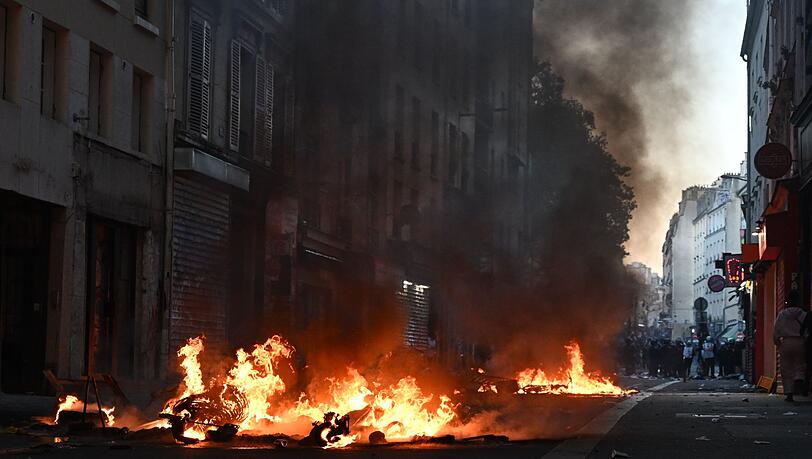 In Paris stie&szlig;en bei den Protesten Randalierern und die Polizei immer wieder a
