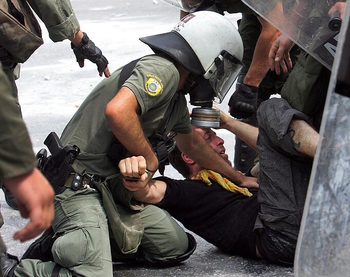 Am Mittwochabend und in der Nacht ist es zu heftigen Straßenschlachten zwischen der Polizei und Demonstranten in Athen gekommen. Mindestens 60 Menschen seien leicht verletzt
worden, berichtete das staatliche Fernsehen (NET). Tausende Menschen protestierten friedlich bis in die frühen
Morgenstunden vor dem Parlament in Athen gegen das harte Sparprogramm
der Regierung.