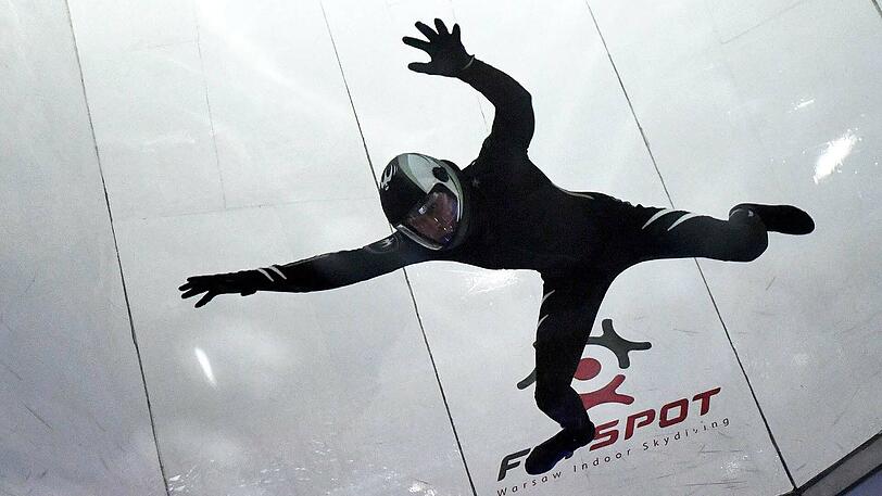 I - Indoor-Skydiving: Vertikale Windkanäle, in denen man den freien Fall und das Bodyflying probieren kann (bislang nur in Bottrop), breiten sich aus - zumindest sind für dieses Jahr Windtunnel-Eröffnungen in den Großräumen Berlin, Hamburg, München und Frankfurt angekündigt.