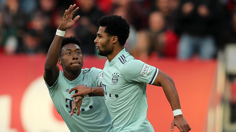 Serge Gnabry (r.) und David Alaba jubeln nach dem Tor zum 1:1.
