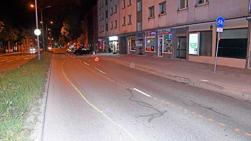 Der Mercedes AMG landete im Schaufenster eines Nagelstudios in der Moosacher Straße. Klicken Sie sich durch die Bilder.