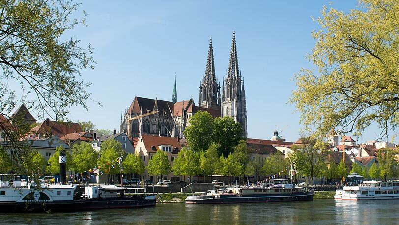 Regensburg hat mehr als 150.000 Einwohner. Regensburg hat mehr als 150.000 Einwohner.