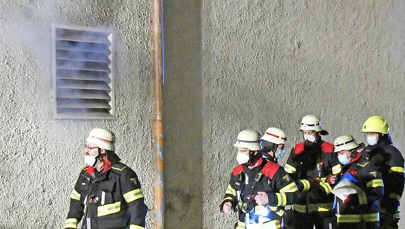Der Rauch war im gesamten Gebäude verteilt. Der Rauch war im gesamten Gebäude verteilt.