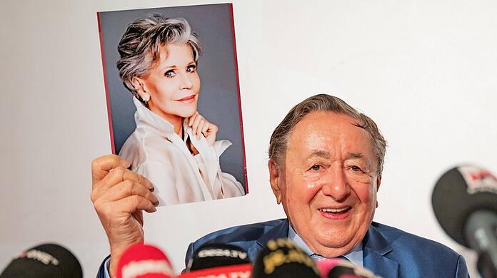 Richard Lugner verkündet stolz, dass Jane Fonda ihn zum Wiener Opernball begleiten wird.