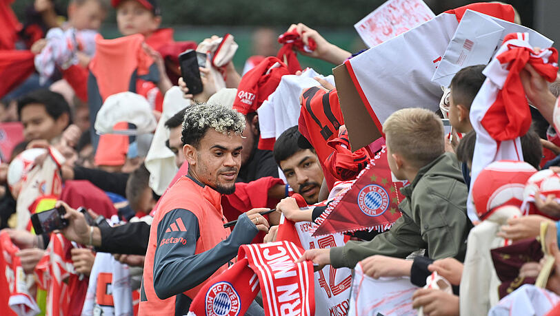 Wurde von den Bayern-Fans belagert: Neuzugang Luis Díaz.