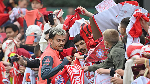Wurde von den Bayern-Fans belagert: Neuzugang Luis Díaz.