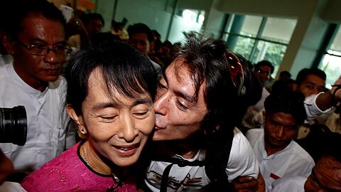 Ein Bild aus besseren Tagen: Aung San Suu Kyi 2011 zusammen mit ihrem Sohn Kim Aris. (Archivbild)