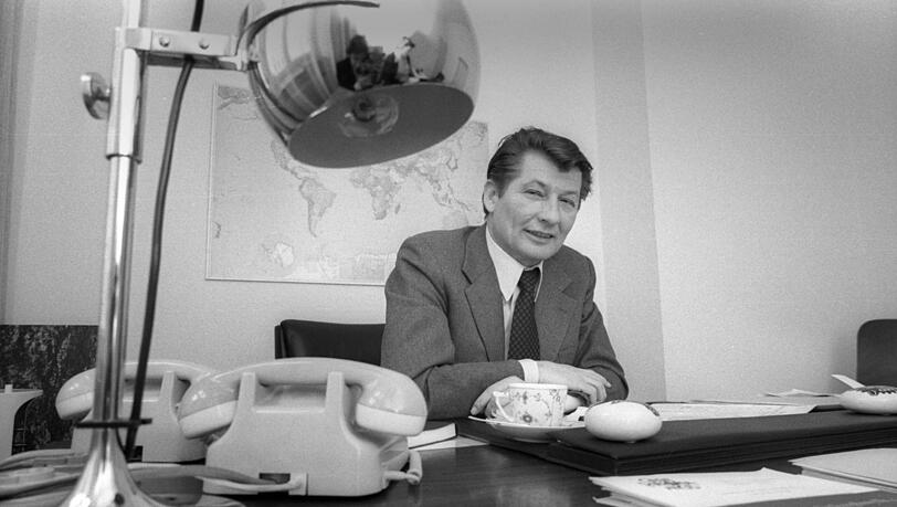 In seinem M&uuml;nchner B&uuml;ro in der Kardinal-Faulhaber-Stra&szlig;e 1976: Medienh&auml;ndler Leo Kirch.