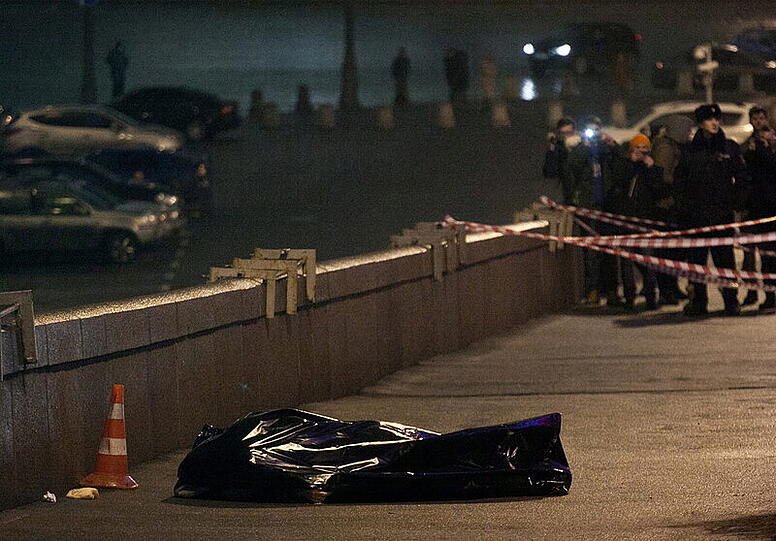 Der Täter habe aus einem Auto heraus sieben oder acht Schüsse auf Nemzow abgefeuert. Vier Kugeln trafen Nemzow in den Rücken.
