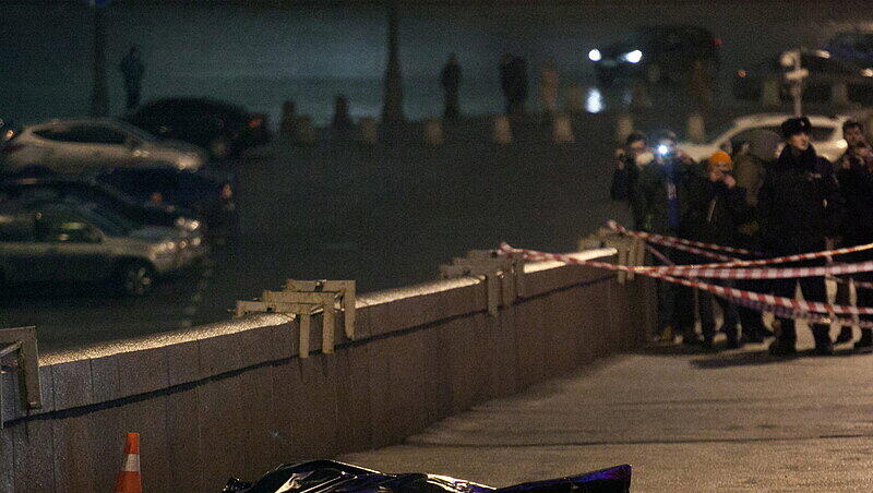 Der Täter habe aus einem Auto heraus sieben oder acht Schüsse auf Nemzow abgefeuert. Vier Kugeln trafen Nemzow in den Rücken. Der Täter habe aus einem Auto heraus sieben oder acht Schüsse auf Nemzow abgefeuert. Vier Kugeln trafen Nemzow in den Rücken.
