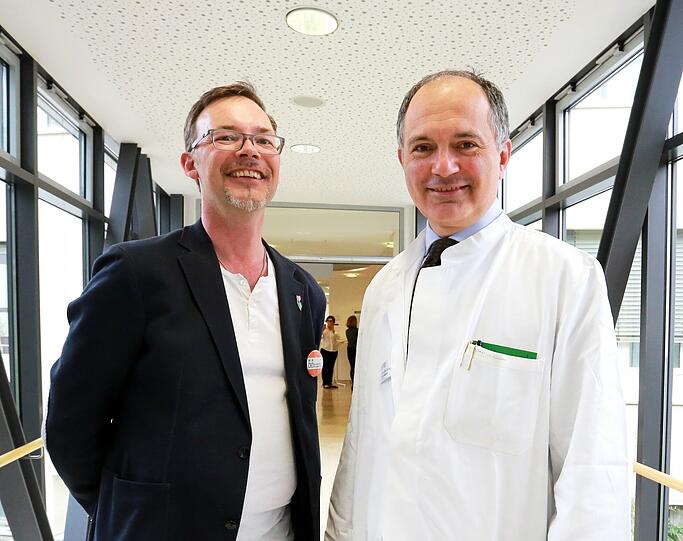 Professor Andres Ceballos-Baumann (r.) mit dem Parkinson-Patienten Gerhard Schumann.