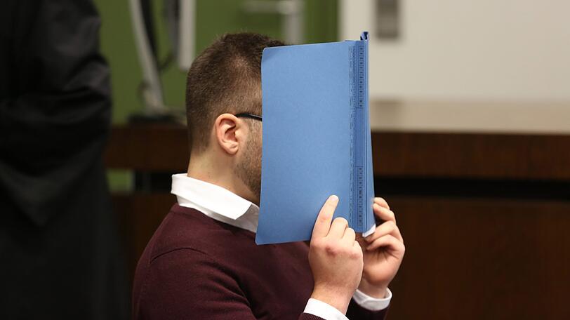 Der Angeklagte (23) gibt die Betrügereien zu.