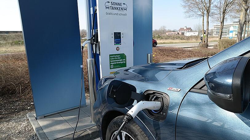 An der "Sonnen-Tanke" fließen in einer halben Stunde gerade mal 1,8 kWh Strom in den Kuga-Akku.