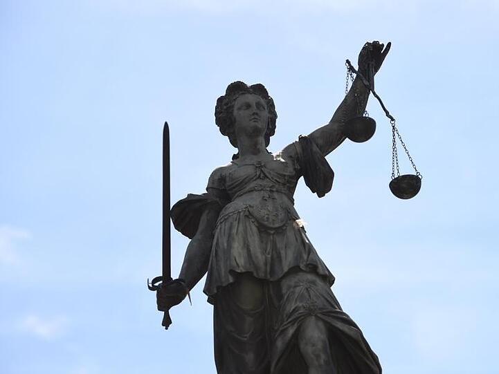 Eine Bronzestatue der römischen Göttin der Gerechtigkeit, Justitia. Foto: Arne Dedert/Archivbild