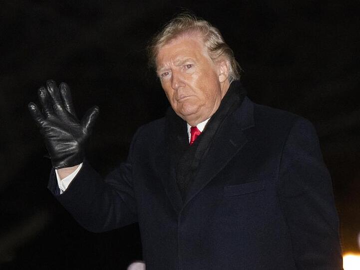 Donald Trump kehrt am Donnertag nach einem Wahlkampfauftritt ins Weiße Haus zurück. Als dritter Präsident in der US-Geschichte sich Trump einem Amtsenthebungsverfahren stellen.