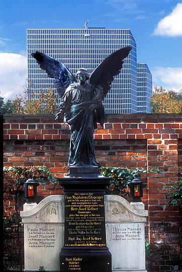 Ein Engel am Nordfriedhof vor den Highlight Towers.