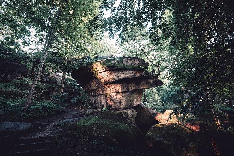 Schaurige Gestalten treffen sich der Sage nach an diesem Felsen am Großen Waldstein im Fichtelgebirge: der Herr der Unterwelt und seine Spießgesellen. Es heißt, um Mitternacht versammelten sich Satan und eine gespenstische Truppe aus Verwunschenen um den "Teufelstisch" und spielten mit eisernen Karten um einen Haufen Gold. Tiefe Abdrücke im Gestein zeugen angeblich von diesem finsteren Vergnügen...
