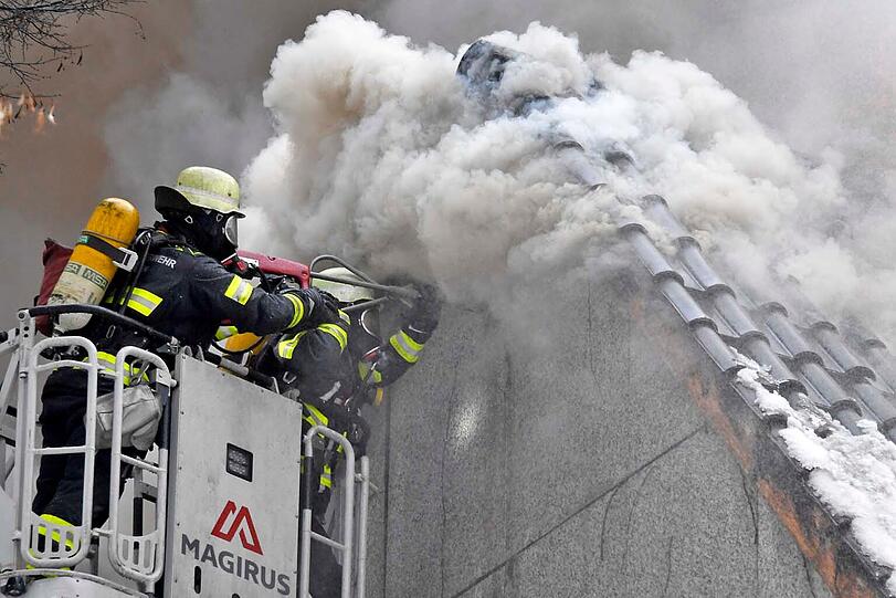 Gegen Mittag brach das Feuer in einem Mehrfamilienhaus aus.