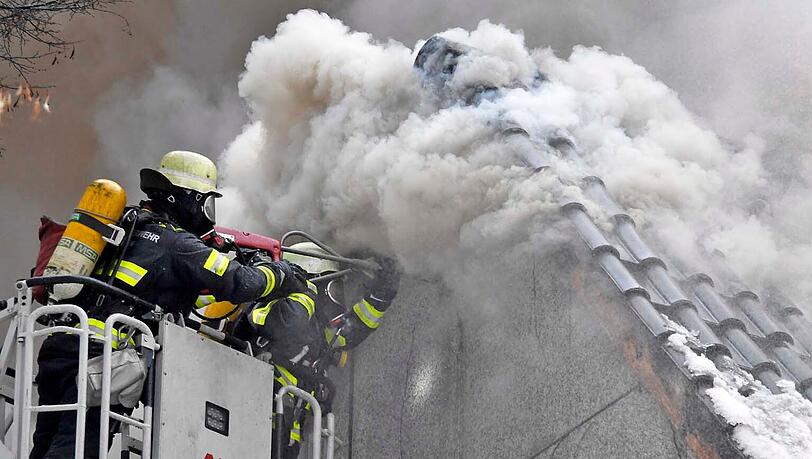 Gegen Mittag brach das Feuer in einem Mehrfamilienhaus aus. Gegen Mittag brach das Feuer in einem Mehrfamilienhaus aus.