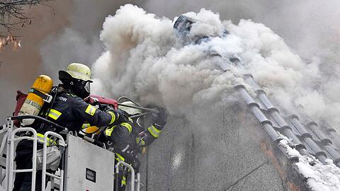 Gegen Mittag brach das Feuer in einem Mehrfamilienhaus aus.