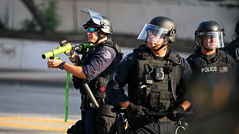 Polizisten sind bei Protesten in Downtown LA im Einsatz.