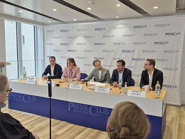 Im Presseclub auf dem Podium (v.l.): Matthias Fischbach, Vorsitzender der Bayern-FDP, Susanne Seehofer, Präsidiumsmitglied der FDP, Moderator David Brill, Generalsekretär Martin Hagen und Stefan Mack von Antenne Bayern. Im Presseclub auf dem Podium (v.l.): Matthias Fischbach, Vorsitzender der Bayern-FDP, Susanne Seehofer, Präsidiumsmitglied der FDP, Moderator David Brill, Generalsekretär Martin Hagen und Stefan Mack von Antenne Bayern.