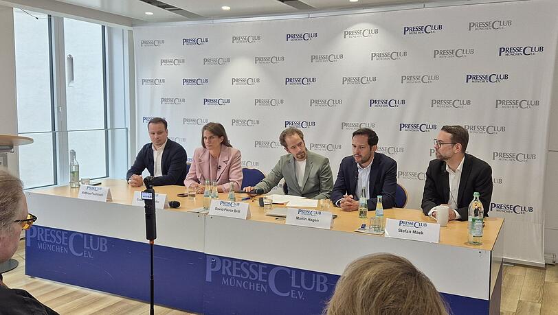 Im Presseclub auf dem Podium (v.l.): Matthias Fischbach, Vorsitzender der Bayern-FDP, Susanne Seehofer, Präsidiumsmitglied der FDP, Moderator David Brill, Generalsekretär Martin Hagen und Stefan Mack von Antenne Bayern. Im Presseclub auf dem Podium (v.l.): Matthias Fischbach, Vorsitzender der Bayern-FDP, Susanne Seehofer, Präsidiumsmitglied der FDP, Moderator David Brill, Generalsekretär Martin Hagen und Stefan Mack von Antenne Bayern.