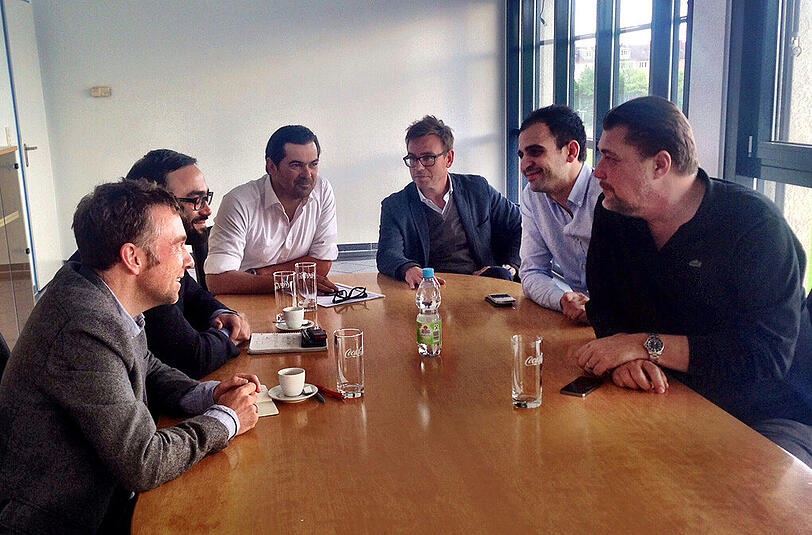 Gipfeltreffen an der Grünwalder Straße: Die AZ-Redakteure Gunnar Jans und Filippo Cataldo mit den Löwen-Bossen Gerhard Poschner (Geschäftsführer Sport), Markus Rejek (Geschäftsführer Finanzen), Noor Basha (Statthalter des Imnvestors) und 1860-Präsident Gerhard Mayrhofer (v.l.n.r.)
