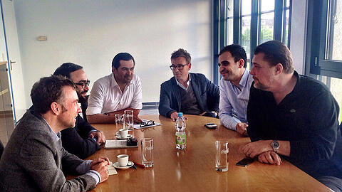 Gipfeltreffen an der Grünwalder Straße: Die AZ-Redakteure Gunnar Jans und Filippo Cataldo mit den Löwen-Bossen Gerhard Poschner (Geschäftsführer Sport), Markus Rejek (Geschäftsführer Finanzen), Noor Basha (Statthalter des Imnvestors) und 1860-Präsident Gerhard Mayrhofer (v.l.n.r.)