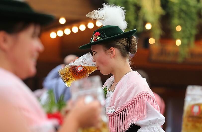 Tradition, Freizeit, Familie, Karriere: Junge Bayerinnen und Bayern sind zufrieden mit ihrem Leben. Aber in manchen Bereichen hakt es.