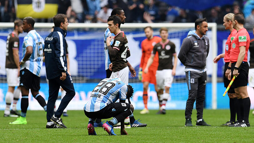 Arena-Szenen: Torschütze Lumor (l.) trauert nach der Niederlage, Trainer Vitor Pereira (M.) diskutiert mit Schiedsrichterin Bibiana Steinhaus.