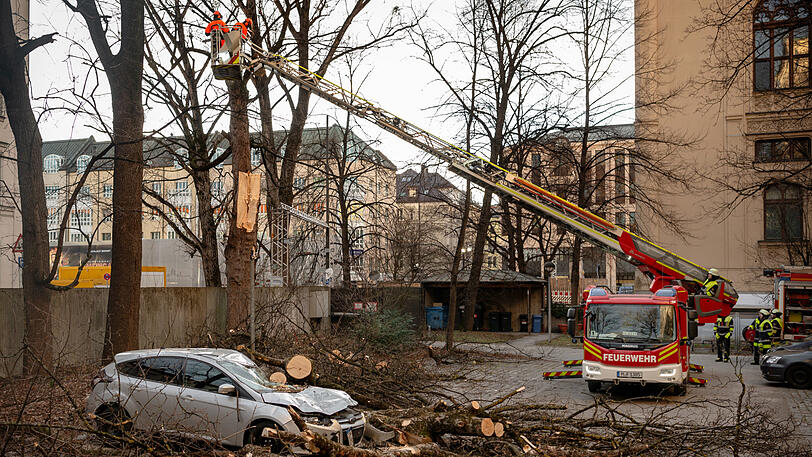 Die Münchner Feuerwehr war am Montag wegen Sturmtief Bennet im Dauereinsatz.