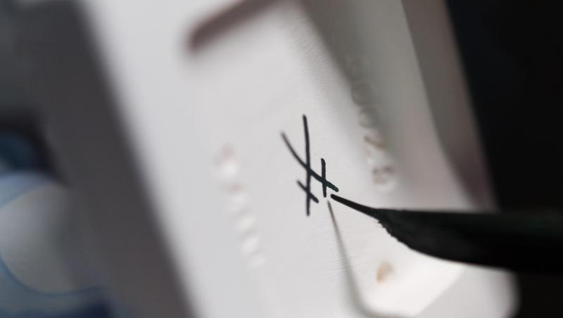 Eine Mitarbeiterin der Porzellan-Manufaktur Meissen malt das Logo des Unternehmens auf eine Vase. Eine Mitarbeiterin der Porzellan-Manufaktur Meissen malt das Logo des Unternehmens auf eine Vase.