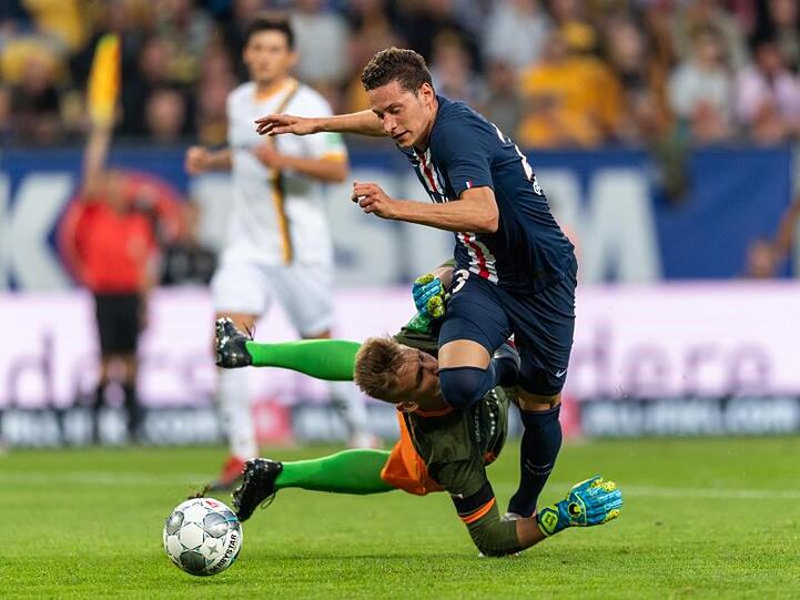 Dynamo-Keeper Kevin Broll wirft sich Julian Draxler in den Weg.