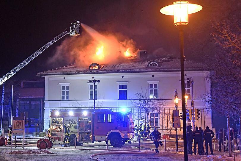 Das Alte Rathaus in Sauerlach steht in Flammen.