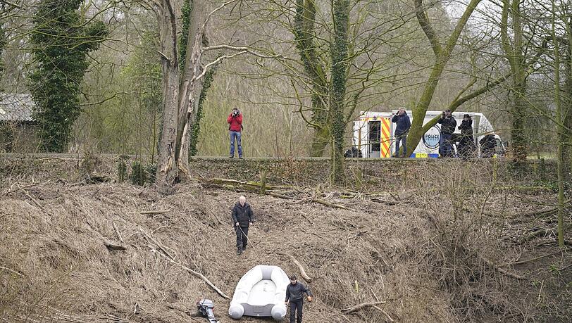 Polizeikräfte suchen am Fluss Wyre im nordwestenglischen Ort St Michael's on Wyre nach der 45-Jährigen Frau und Mutter zweier Kinder, die spurlos verschwunden ist.