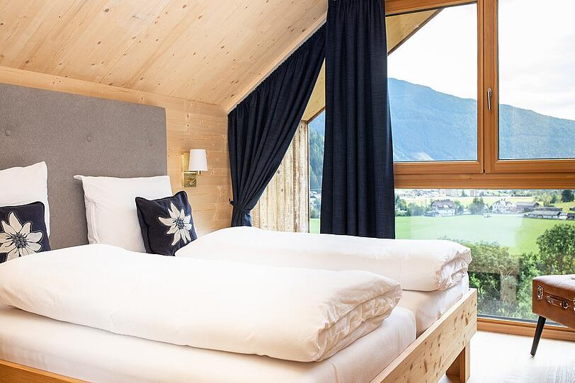 Ausgestattet mit einer eigenen Sauna, einer Steinbadewanne, einem Holzofen und einer großzügigen Panorama-Terrasse, schaffen die Chalets unvergessliche Urlaubserlebnisse.